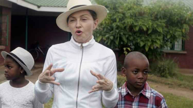 Madonna j&aacute; adotou as crian&ccedil;as David Banda e Mercy James no mesmo orfanato. Foto: AMOS GUMULIRA/AFP/