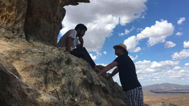 Em foto divulgada, Assunção entrevista o poeta Ícaro Tenório. Foto: Facebook/Reprodução