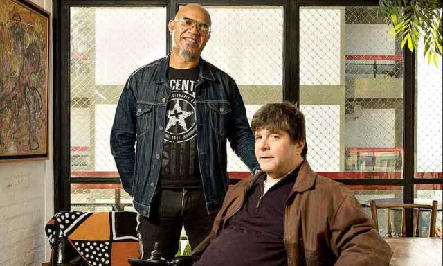 O m&uacute;sico Clemente e o escritor Marcelo Rubens Paiva mostram que punks fizeram pol&iacute;tica ao denunciar a exclus&atilde;o social. Foto: Daniel Teixeira/AE/