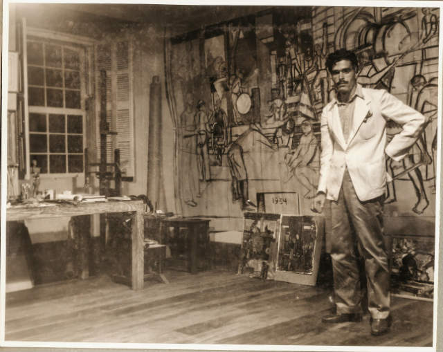 Francisco Brennand em seu ateliê com estudo do mural cerâmico da fachada da IASA Recife. Foto: Arquivo/Cornélio Brennand