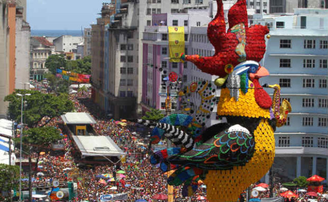 De acordo com o artista, a estátua - símbolo do maior bloco de carnaval do mundo, montada anualmente na Ponte Duarte Coelho - pode ruir ou ter peças desprendidas se não for montada adequadamente. Foto: Paulo Paiva/DP/ De acordo com o artista, a estátua - símbolo do maior bloco de carnaval do mundo, montada anualmente na Ponte Duarte Coelho - pode ruir ou ter peças desprendidas se não for montada adequadamente. Foto: Paulo Paiva/DP/