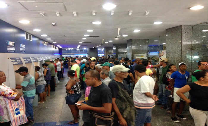 Dúvidas sobre o saque das contas inativas do FGTS geram grande movimento na agência da Caixa da Avenida Guararapes. Crédito: Lúcia Vasconcelos/Cortesia./