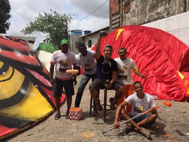 Flavio Barra e equipe durante a pintura do Galo gigantes. Foto: Marina Simões/DP/ Flavio Barra e equipe durante a pintura do Galo gigantes. Foto: Marina Simões/DP/