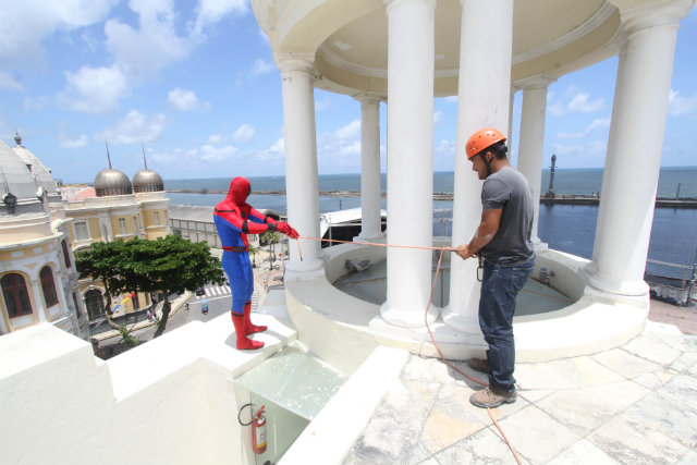 Para realizar as escaladas, o personagem conta com a presença de um bombeiro ou instrutor de rapel. Foto: Nando Chiappetta/DP 