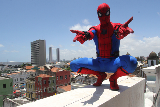 Jall de Oliveira reproduz os trejeitos do herói dos quadrinhos. Foto: Nando Chiappetta/DP