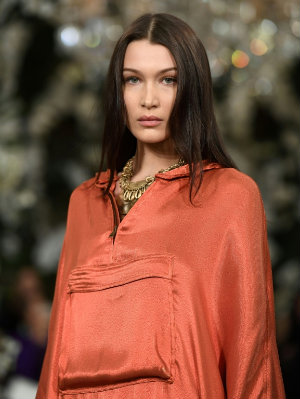A modelo Bella Hadid durante desfile da Ralph Lauren na New York Fashion Week, no dia 15 de fevereiro. Foto: Angela Weiss/AFP/Divulgação