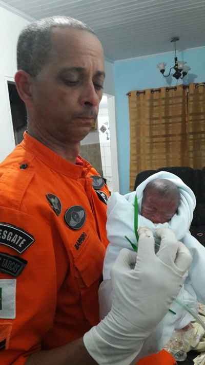 O sargento, com mais de 30 anos de experi&ecirc;ncia conseguiu retirar o beb&ecirc; em seguran&ccedil;a. Foto: Corpo de Bombeiro/Divulga&ccedil;&atilde;o/