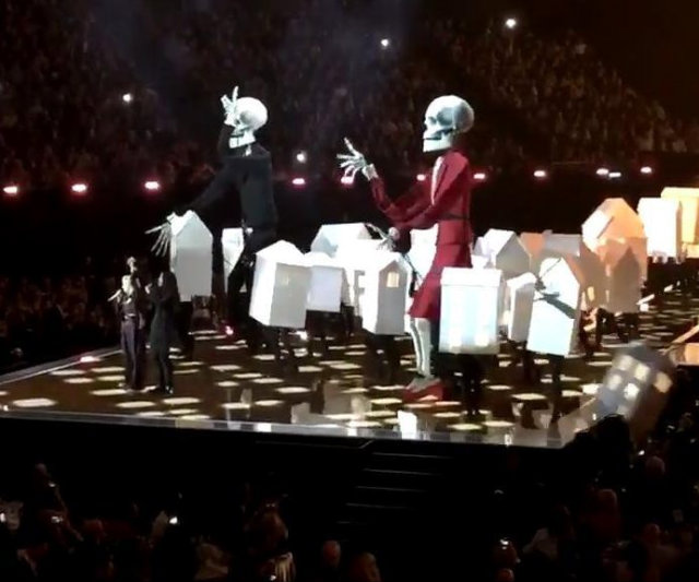 O que chamou a atenção no show e se tornou viral nas redes sociais foi o momento em que um dos dançarinos da cantora, com um figurino remetendo a uma casa, caiu do palco em cima da plateia. Foto: YouTube/Reprodução/