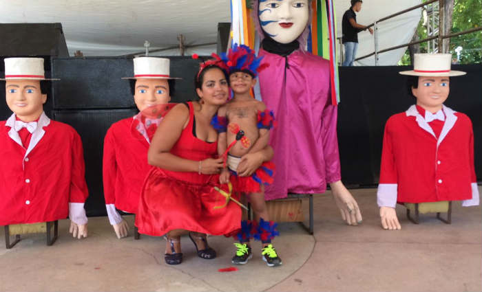 A professora Jennyffer Landim e seu filho Gabriel Felipe estão no Carmo aguardando a folia. Foto: Julio Jacobina/Foto: Julio Jacobina/DP A professora Jennyffer Landim e seu filho Gabriel Felipe estão no Carmo aguardando a folia. Foto: Julio Jacobina/Foto: Julio Jacobina/DP