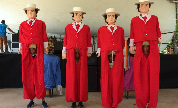 Garotos fantasiados de filhos do Menino da Tarde na pracinha do Carmo participam do primeiro dia do Carnaval de Olinda. Foto: Julio Jacobina