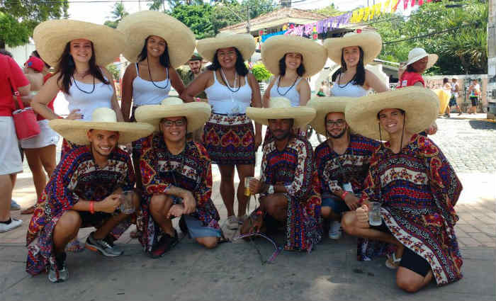 Grupo de Maceió fantasiado de mexicano. Foto: Julio Jacobina