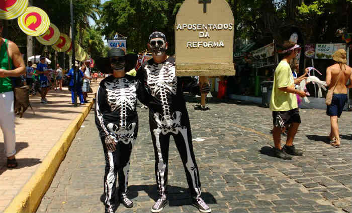 O casal Ana Borges e Alberto Souza fantasiados de caveira em protesto contra a reforma dá Previdência. Foto: Julio Jacobina/DP