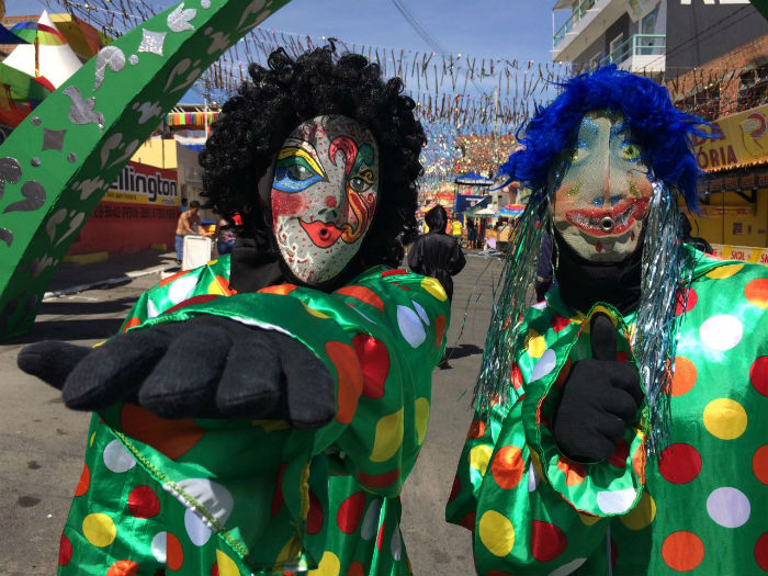 O agricultor Wellington Bezerra e o zelador José Gomes da Silva confeccionam a própria fantasia. Foto: Paulo Paiva/DP.