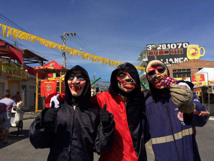 Os amigos Leandro Lima, Emerson Silva e Glauco Patrício saem juntos pelo quinto ano consecutivo. Foto: Paulo Paiva/DP.