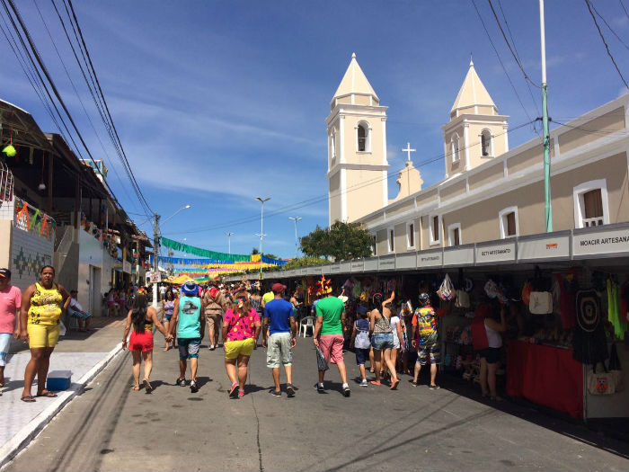 Artesanato local também atrai os foliões nas proximidades da Igreja Matriz. Foto: Paulo Paiva/DP.