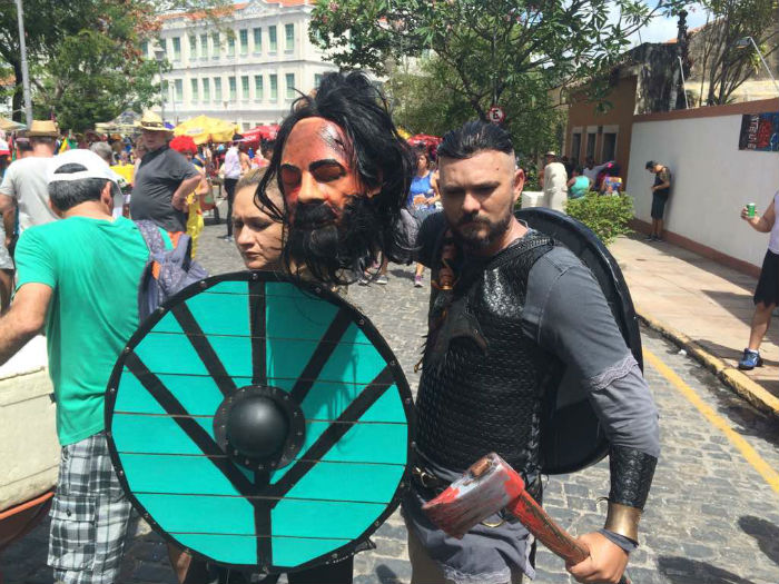 Os professores Isailma Barros e Fábio Cardoso se vestiram de Ragnar e Lagertha, da série Vikings. Foto: Wagner Souza/Esp.DP.