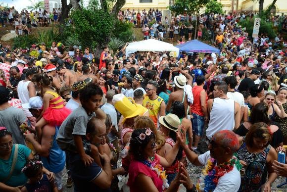 Desfile do bloco Urubó, que resgata as marchinhas de carnaval, no Largo da Matriz de Nossa Senhora do Ó. Foto: Rovena Rosa/Agência Brasil/ Desfile do bloco Urubó, que resgata as marchinhas de carnaval, no Largo da Matriz de Nossa Senhora do Ó. Foto: Rovena Rosa/Agência Brasil/