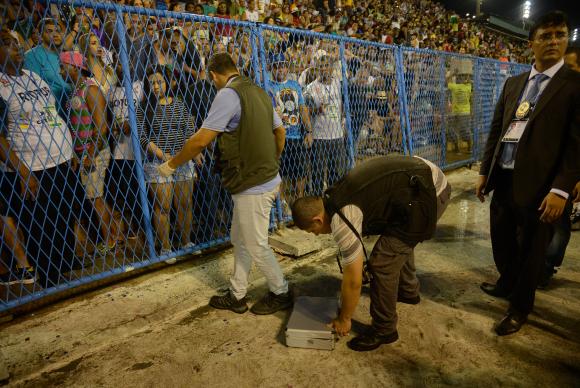 Delegado e peritos investigam local do acidente com carro aleg&oacute;rico da escola de samba Para&iacute;so do Tuiuti, no Samb&oacute;dromo. Foto: Fernando Fraz&atilde;o/Ag&ecirc;ncia Brasil/Delegado e peritos investigam local do acidente com carro aleg&oacute;rico da escola de samba Para&iacute;so do Tuiuti, no Samb&oacute;dromo. Foto: Fernando Fraz&atilde;o/Ag&ecirc;ncia Brasil