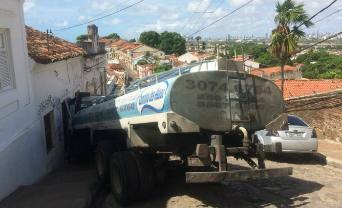 Caminhão-pipa desgovernado atinge casa na Ladeira da Misericórdia.Foto: Nando Chiappetta/ DP
