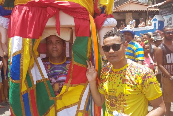 Bonequeiro carrega o Palhaço Chocolate, o homenageado deste ano. Foto: Sumaia Villela/Agência Brasil/ Bonequeiro carrega o Palhaço Chocolate, o homenageado deste ano. Foto: Sumaia Villela/Agência Brasil/