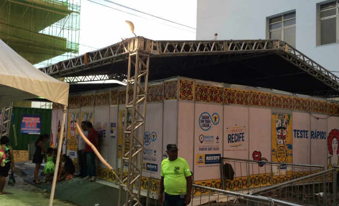 Um dos postos para realiza&ccedil;&atilde;o dos testes r&aacute;pidos est&aacute; montado ao lado da Torre Malakoff, na Pra&ccedil;a do Arsenal. Foto: Jo&atilde;o Vitor Pascoal/Esp.DP/