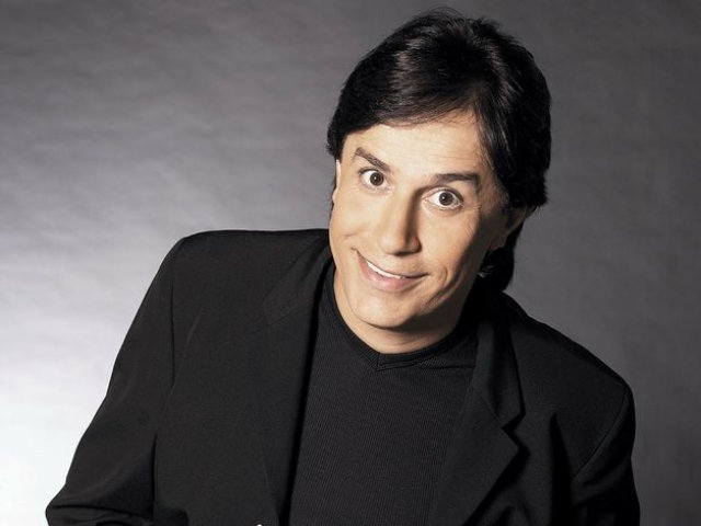 Ex-contratado da emissora Record, Tom Cavalcante passou pela Rede Globo e agora é apresentador do canal de TV fechada Multishow. Foto: Multishow/Divulgação