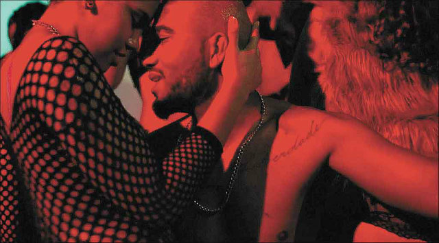 Cenas eróticas de Flávio Renegado com mulheres do coletivo Batekoo geraram protestos na internet. Foto: Toca Tudo Produções/Divulgação