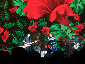 Samuel Rosa e Céu fizeram dueto nas primeiras músicas do repertório. Foto: Larissa Lins/DP