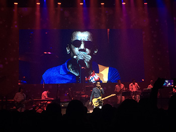 Jorge entra em cena na metade do espetáculo, engatando composições emblemáticas da carreira. Foto: Larissa Lins/DP