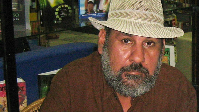 Professor de literatura "tradicional", Espinhara encontrava na literatura alternativa um meio de enfrentar cara a cara as dores do Recife. Foto: Sennor Ramos/Acervo pessoal/ Professor de literatura "tradicional", Espinhara encontrava na literatura alternativa um meio de enfrentar cara a cara as dores do Recife. Foto: Sennor Ramos/Acervo pessoal/