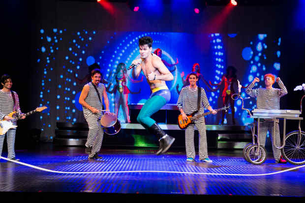 Ruy Brissac interpreta Dinho, vocalista da banda que fez sucesso estrondoso em meados dos anos 90. Crédito: Rodrigo Rosa/Divulgação/