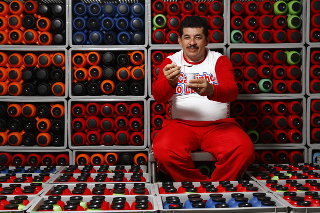 Leandro produz caldinhos de peixe, camar&atilde;o, sururu e feij&atilde;o. Foto: Rafael Martins/DP/