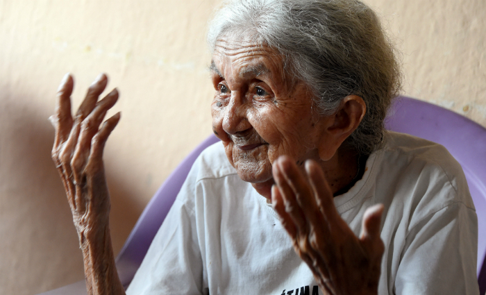 Carmela Gomez Pinheiro, 96 anos, filha de um dos vigias do campo, relembra: "barrigas inchavam"/Evaristo Sá/AFP Carmela Gomez Pinheiro, 96 anos, filha de um dos vigias do campo, relembra: "barrigas inchavam"/Evaristo Sá/AFP