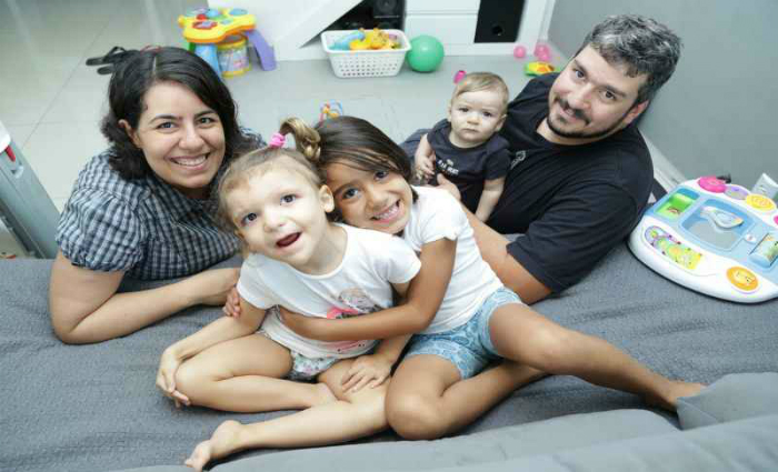 O casal Bruno e Regina Machado e a família pedem ajuda para a filha Rebeca, que tem uma doença rara. Foto: Bruno Peres/Esp. CB/ D.A Press/