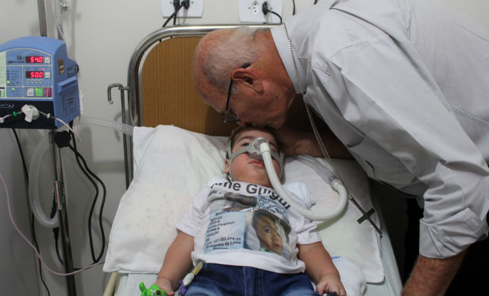 Arcebispo visita bebê com Atrofia Muscular Espinhal. Foto: Arquidiocese de Olinda e Recife/ Divulgação/ Arcebispo visita bebê com Atrofia Muscular Espinhal. Foto: Arquidiocese de Olinda e Recife/ Divulgação/