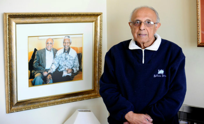 Kathrada abandonou a escola aos 17 anos para ingressar na luta contra as leis do apartheid. Foto: Stephane DE SAKUTIN/AFP/Arquivo/