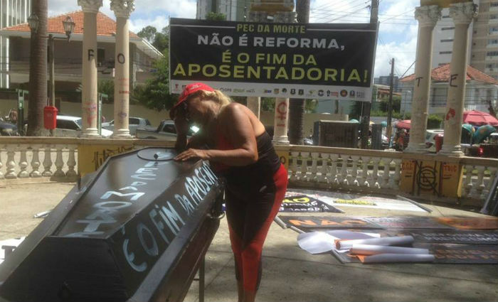 Com faixas, cartazes, camisas e até um caixão, trabalhadores alertam: "Não é reforma, é o fim da sua aposentadoria".Foto: Luiz Felipe Silvestre/ Esp. DP/