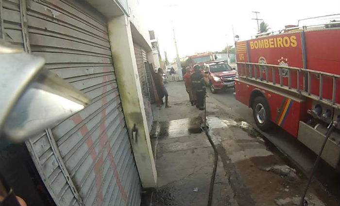 Incêndio atinge loja de esquadrias de alumínio em Peixinhos. Foto: Bombeiros/ Divulgação/