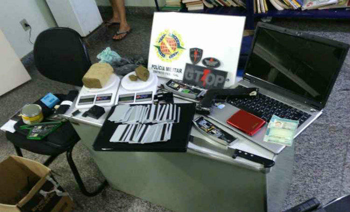 Ao fazer a abordagem ao veículo, os policiais pediram que o motorista levasse a equipe até a casa do adolescente.