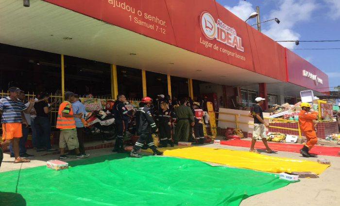 Em frente ao supermercado foram colocadas quatro lonas para separar os resgatados por gravidade. Foto: Anamaria Nascimento/DP