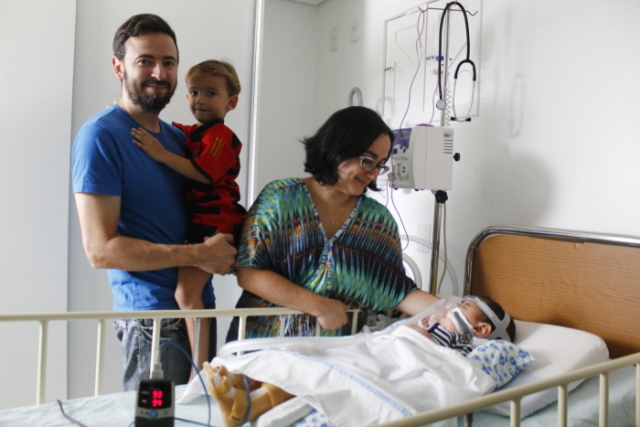 Casal tenta, através da internet, arrecadar R$ 3 milhões, em três meses, para o filho que sofre de AME. Nos primeiros 15 dias saldo chegou a R$ 440 mil. Crédito: Marlon Diego/Esp.DP/Marlon Diego/Esp.DP