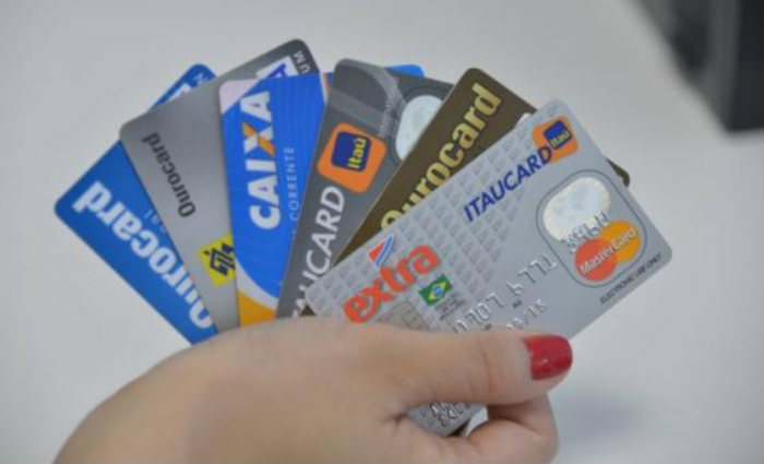 O consumidor que não conseguir pagar integralmente a tarifa do cartão de crédito somente poderá ficar no rotativo por 30 dias. Foto:Arquivo Agência Brasil/Foto:Arquivo Agência Brasil O consumidor que não conseguir pagar integralmente a tarifa do cartão de crédito somente poderá ficar no rotativo por 30 dias. Foto:Arquivo Agência Brasil/Foto:Arquivo Agência Brasil