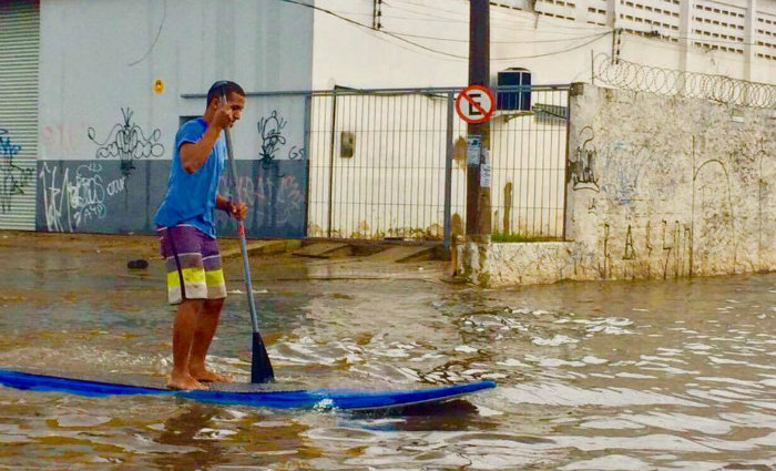 Na Imbiribeira, motoristas circulam com dificuldade. Foto: Thatiana Pimentel/DP