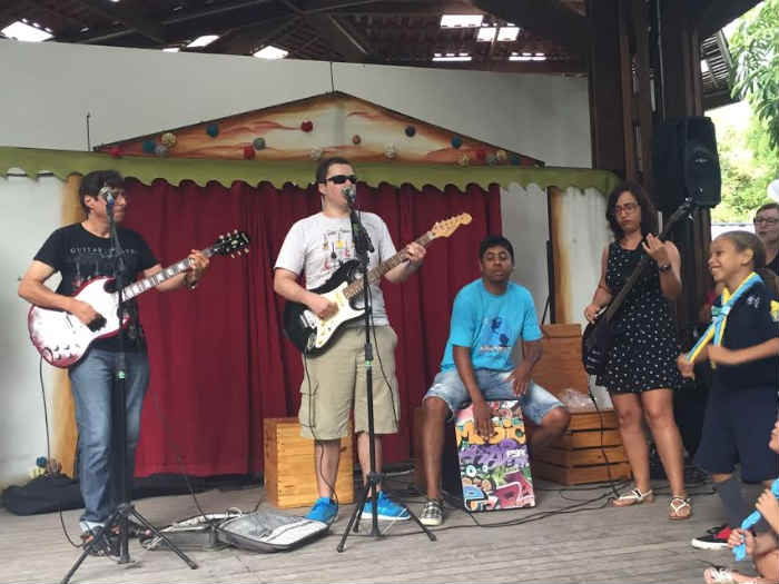 Pedro Melo, que tem autismo, e sua banda formada por familiares buscam combater o preconceito com as apresentações/ Pedro Melo, que tem autismo, e sua banda formada por familiares buscam combater o preconceito com as apresentações/