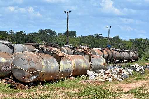 Carcaça: tanques de combustível de composição férrea, atingidos por tromba d´água no início do ano passado, seguem abandonados em Goiás. Foto: Antonio Cunha/CB/D.A Press/