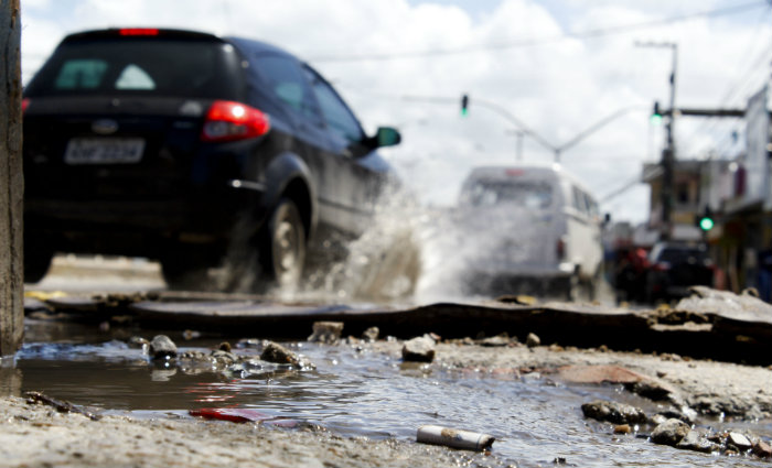 A situação da pista é um dos fatores apontados por causar acidentes e dificultar a separação de ônibus e carros em faixas distintas.
Foto: Rodrigo Silva/DP./A situação da pista é um dos fatores apontados por causar acidentes e dificultar a separação de ônibus e carros em faixas distintas.
Foto: Rodrigo Silva/DP. A situação da pista é um dos fatores apontados por causar acidentes e dificultar a separação de ônibus e carros em faixas distintas.
Foto: Rodrigo Silva/DP./A situação da pista é um dos fatores apontados por causar acidentes e dificultar a separação de ônibus e carros em faixas distintas.
Foto: Rodrigo Silva/DP.