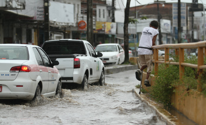 Os pontos de alagamento dificultam a locomoção de pedestres e causam danos materiais aos comerciantes da Avenida.
Foto: Rodrigo Silva/DP.