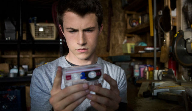 A trama se move a partir dos relatos de Hannah ouvidos por Clay Jensen (Dylan Minette). Foto: Foto: Netflix/Divulgação