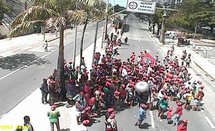 Protesto do MTST fecha a Avenida Cais do Apolo em frente à Prefeitura do Recife. Foto: Reprodução/CTTU/ Protesto do MTST fecha a Avenida Cais do Apolo em frente à Prefeitura do Recife. Foto: Reprodução/CTTU/