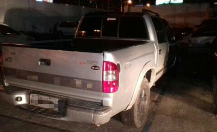 Motorista é preso em Prazeres com documento de caminhonete falsificado. Foto: PRF/ Divulgação/